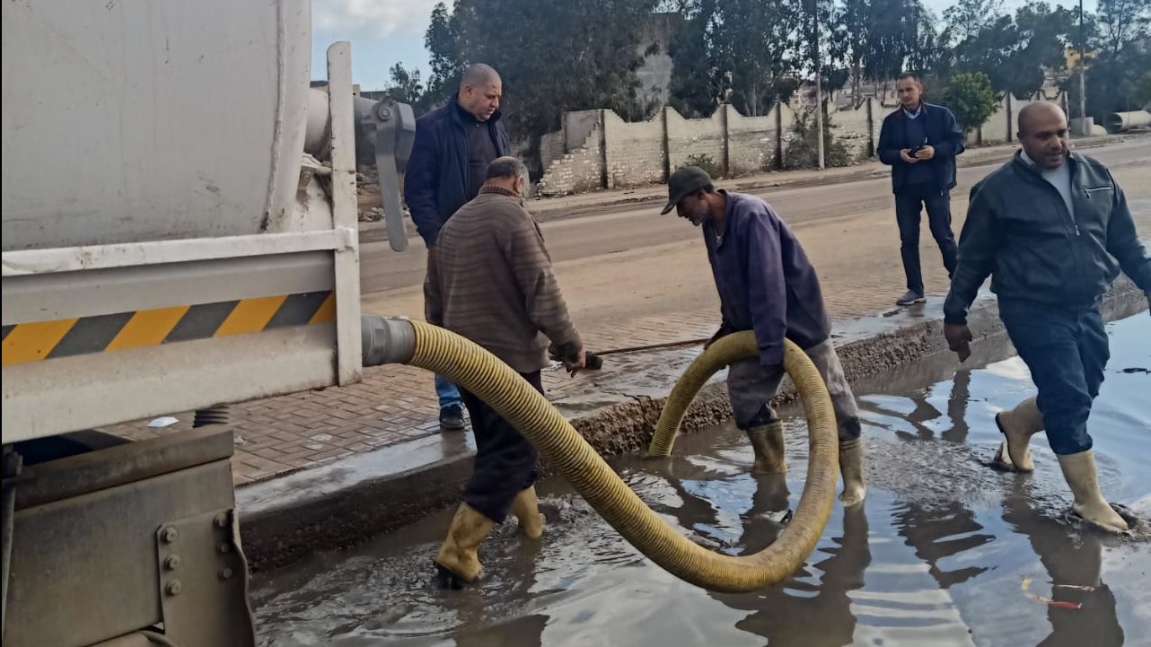 إستمرار الجهود بكافة الشوارع لرفع وشفط مياة الأمطار