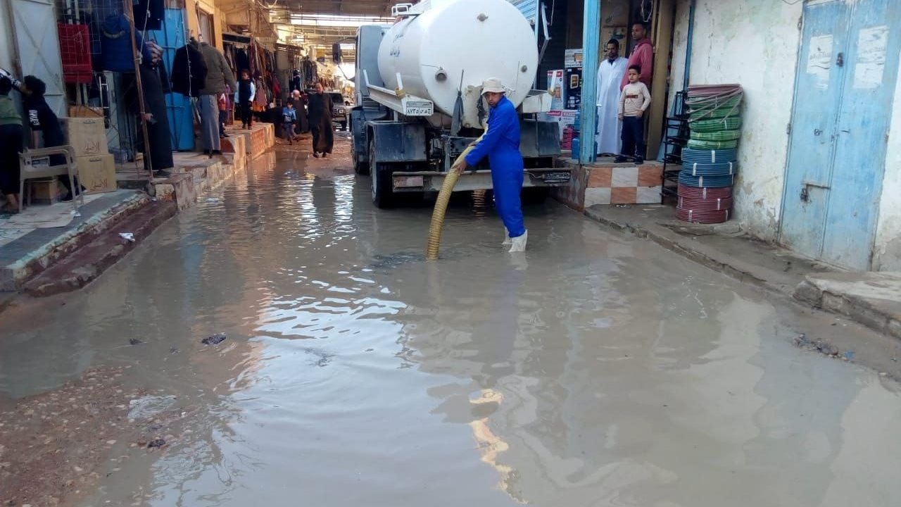 رفع مياه الأمطار  بشوارع مطروح