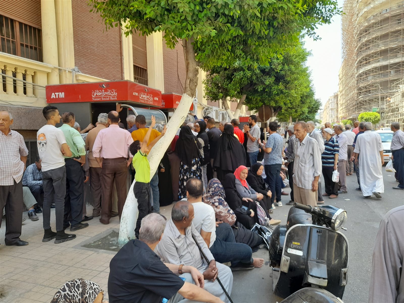 المواطنون في انتظار استلام المعاشات