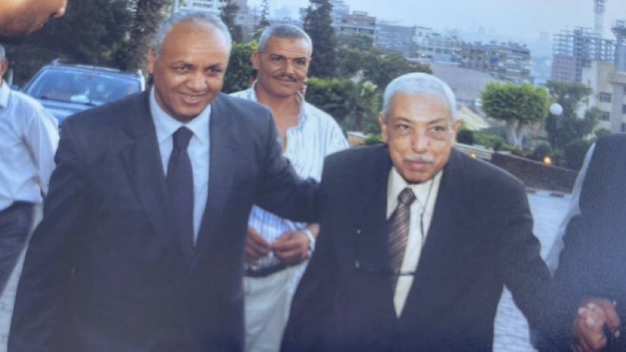 مصطفي بكري برفقه وزير الداخلية الأسبق