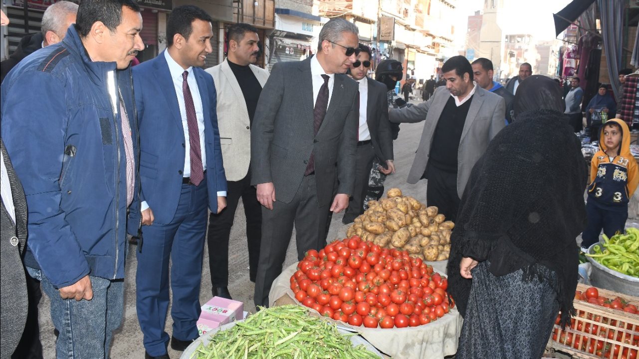 محافظ الفيوم أثناء جولته  الميدانية بمركز طامية