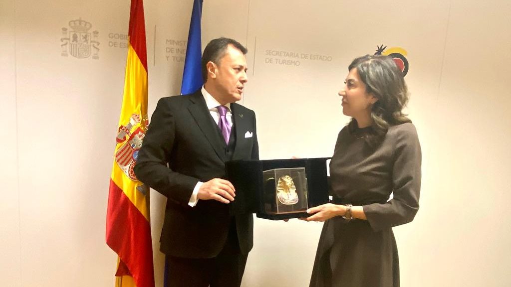 وزير السياحة والآثار 