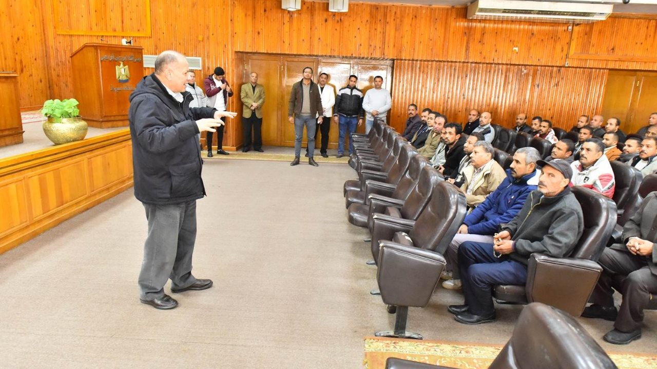 محافظ أسيوط يلتقي العاملين بالصناديق الخاصة