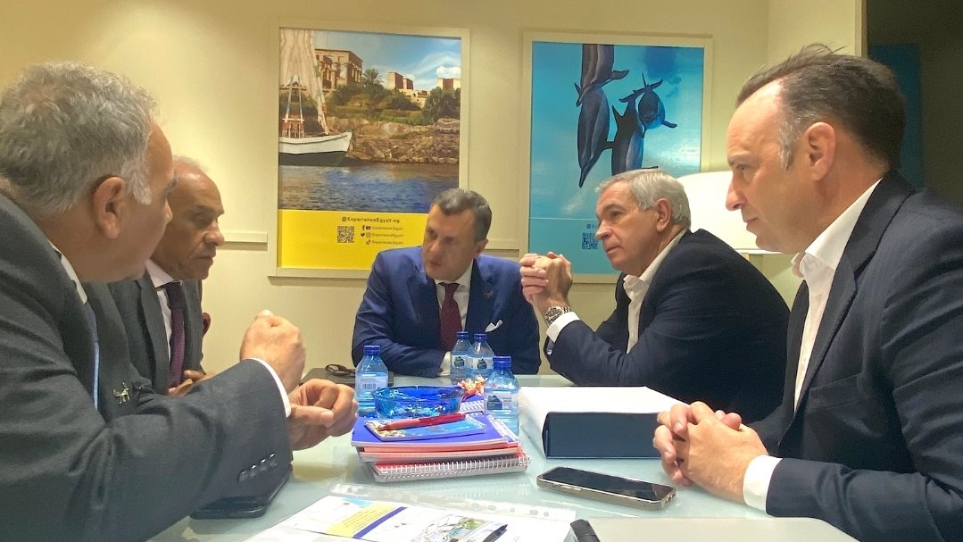 وزير السياحة والآثار 