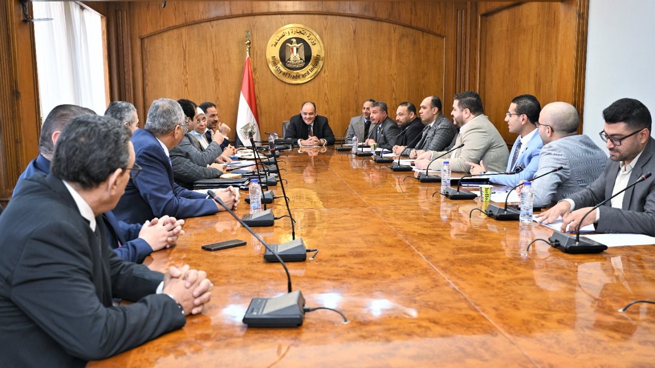 وزير التجارة والصناعة مع عدد من أعضاء البرلمان