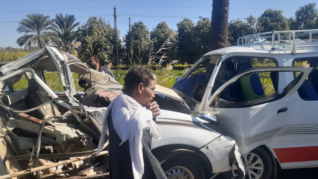 الصور الأولى لحادث تصادم سيارتين بأسوان الصور الأولى لحادث تصادم سيارتين بأسوان