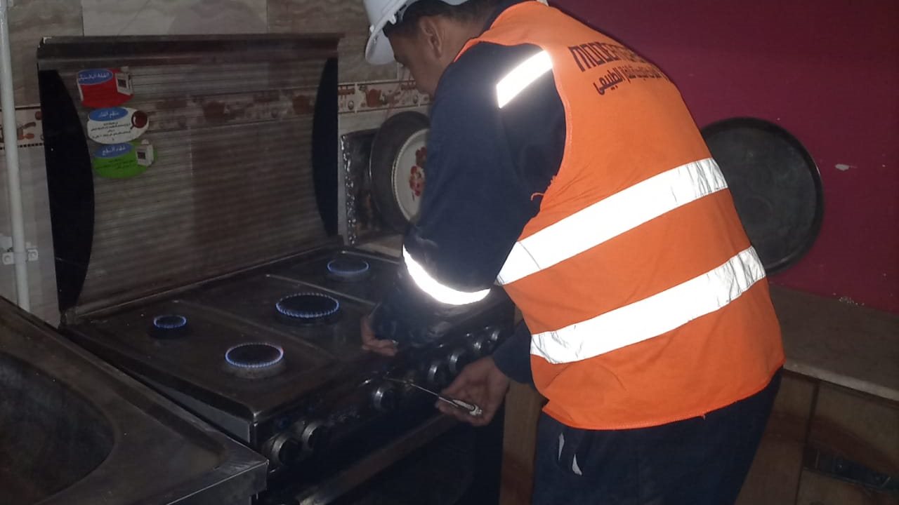 إطلاق أول شعلة غاز طبيعى فى قرية جزيرة الحمودى بمحافظة قنا