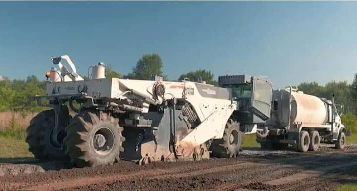 استخدام تقنية حديثة في رصف الطرق بالعريش