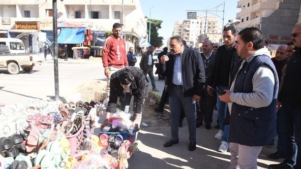 محافظ مطروح خلال الجولة بشوارع مرسى مطروح