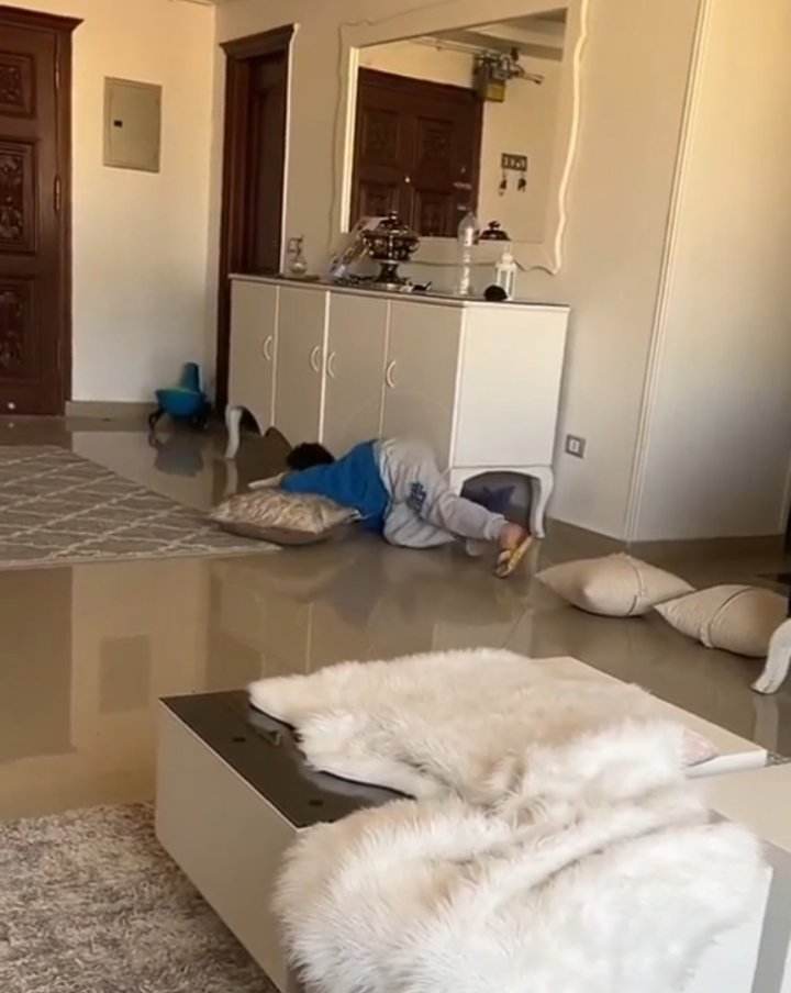 الأطفال أثناء الشقاوة 