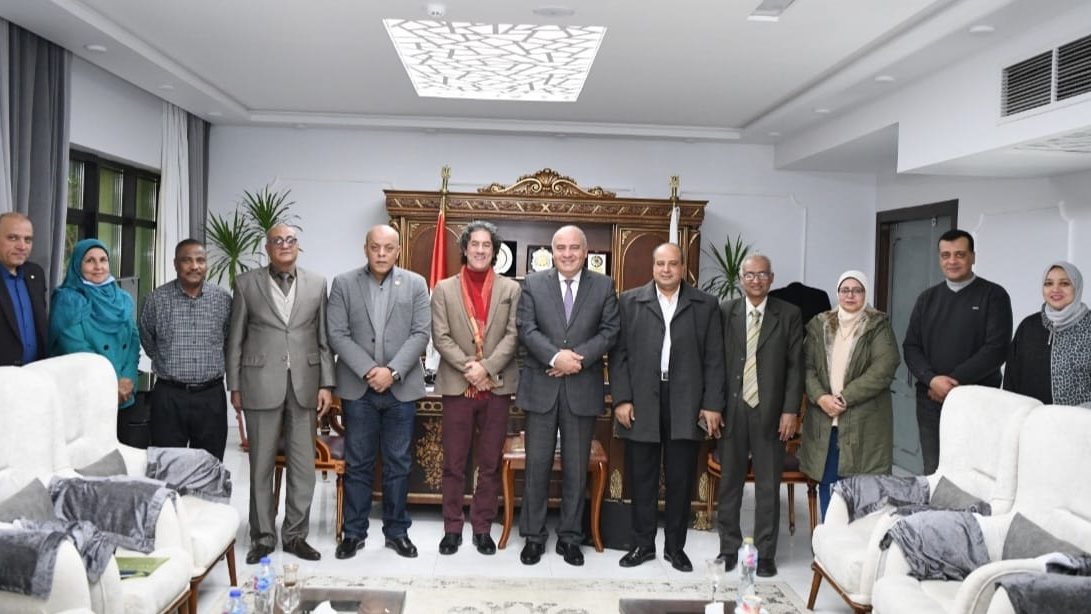 وفد مسرح الجنوب مع محافظ قنا 