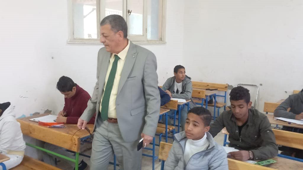 وكيل وزارة التربية والتعليم بأسوان يتابع إمتحانات النقل