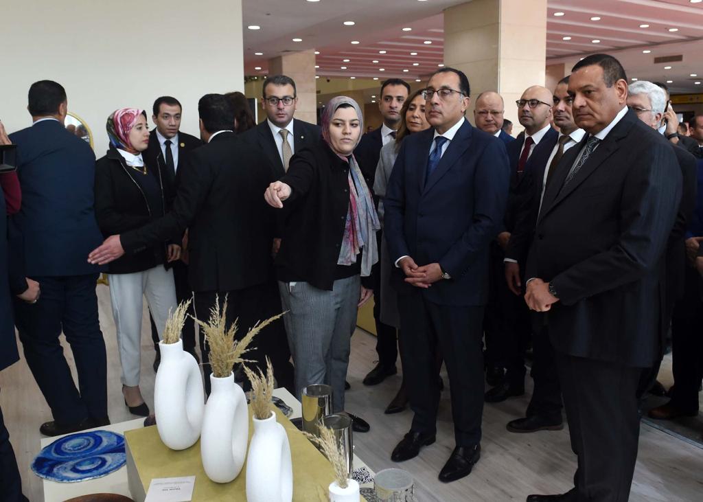 رئيس الوزراء يتفقد جناح التنمية المحلية بمعرض القاهرة