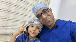 الطبيب المصري مع الطفلة السعودية 