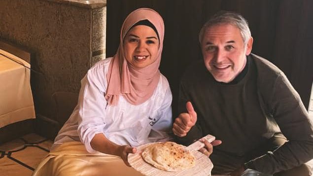 كولر مع فتاة تحمل خبز مصري