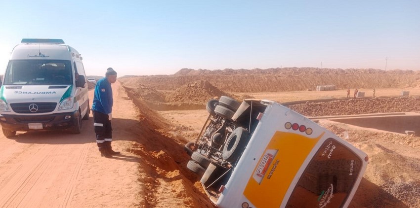 الصور الأولى لحادث انقلاب أتوبيس عمال بشرق العوينات