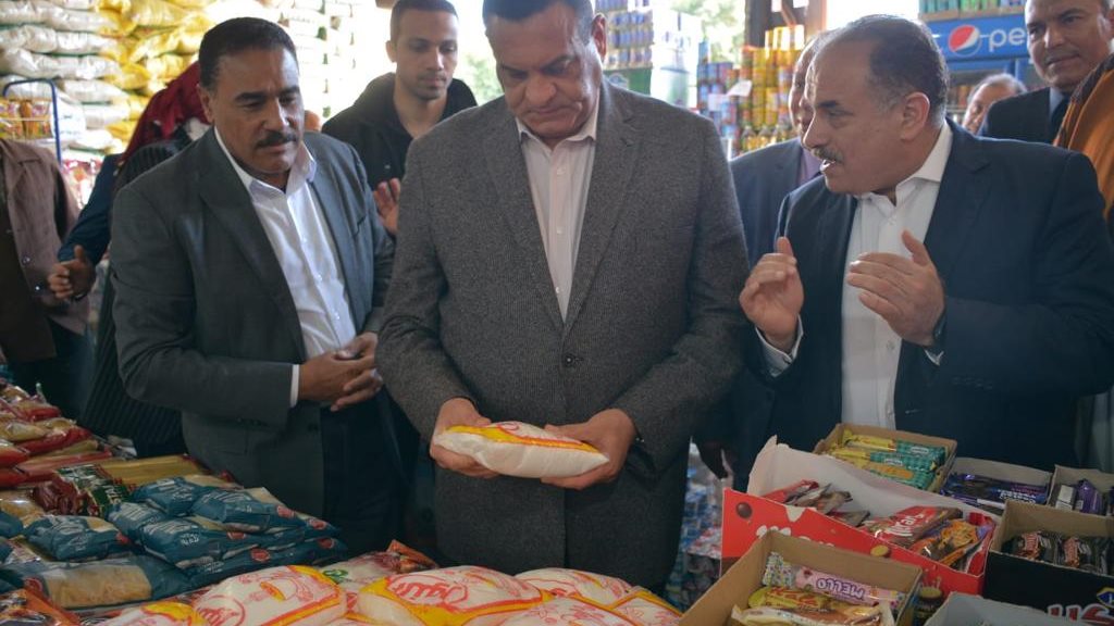 وزير التنمية المحلية يتفقد المعرض اللوجستى 
