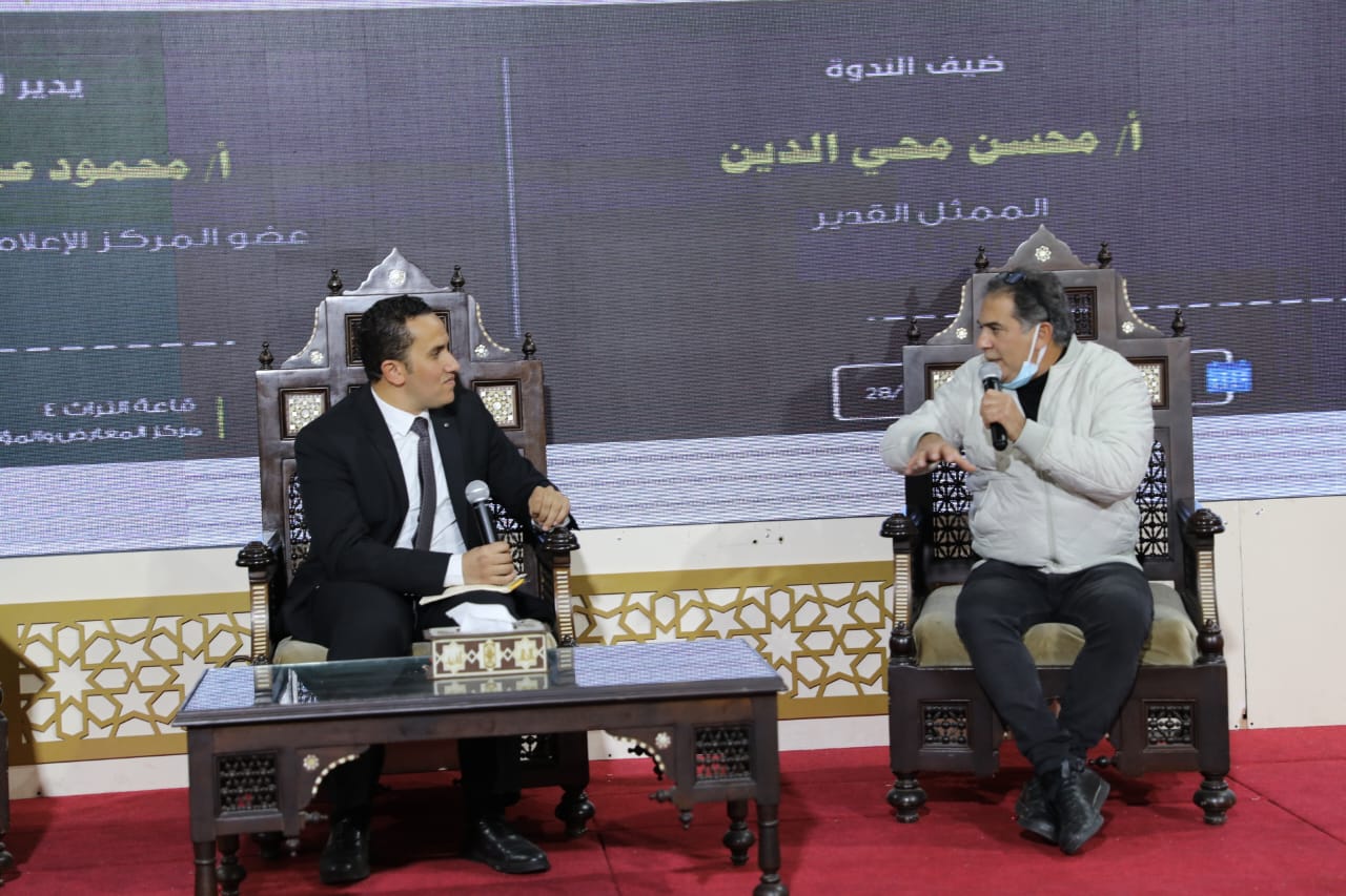 الفنان محسن محي الدين في جناح الأزهر