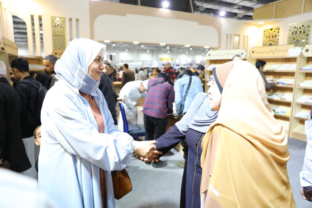 مستشار شيخ الأزهر تتفقد جناح معرض الكتاب