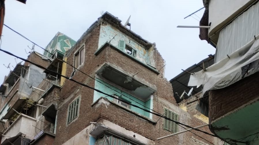 انهيار أجزاء من عقار قديم بحي غرب