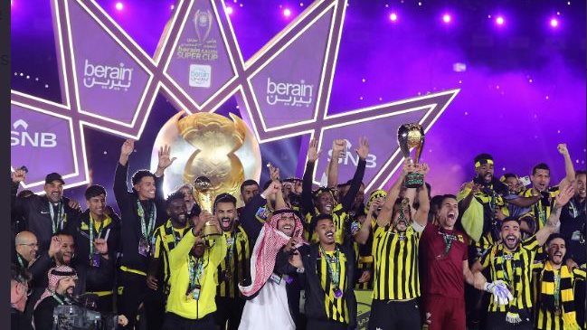 حجازي يرفع كأس السوبر السعودي