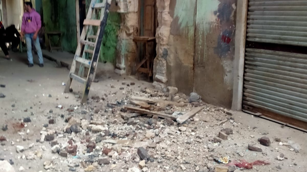 إزالة أجزاء خطرة من عقار وسط الإسكندرية