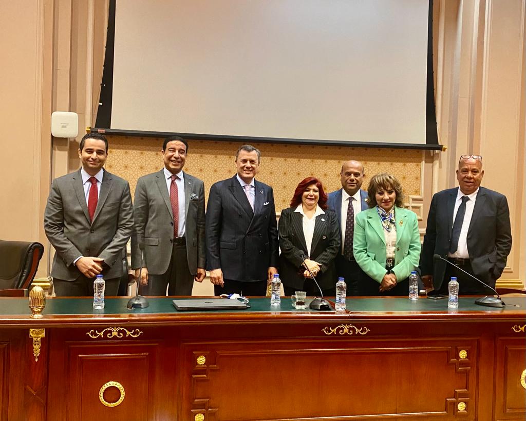 وزير السياحة والآثار 