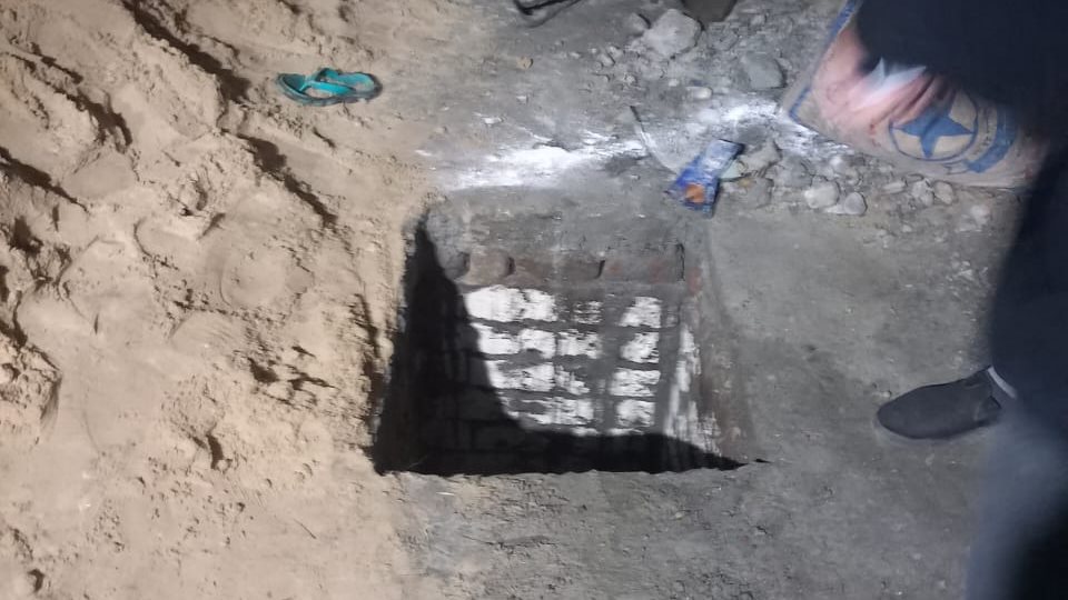 بئر الصرف الصحي التي سقطت بها الطفلة
