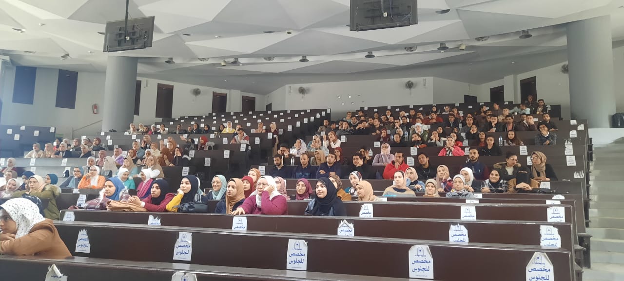 كلية الصيدلة جامعةحلوان تنظم معسكر لريادة الأعمال