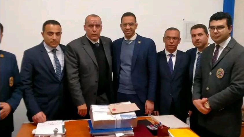 رجال الجمارك بمطار القاهرة