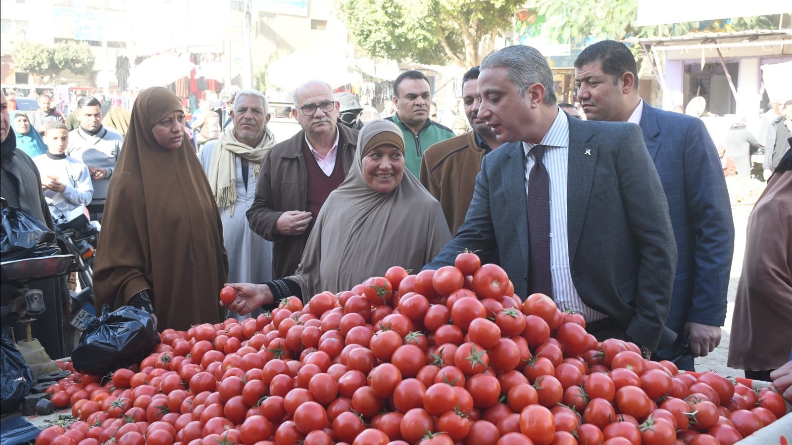 محافظ الفيوم أثناء الجولة الميدانية على أسواق مركز أطسا