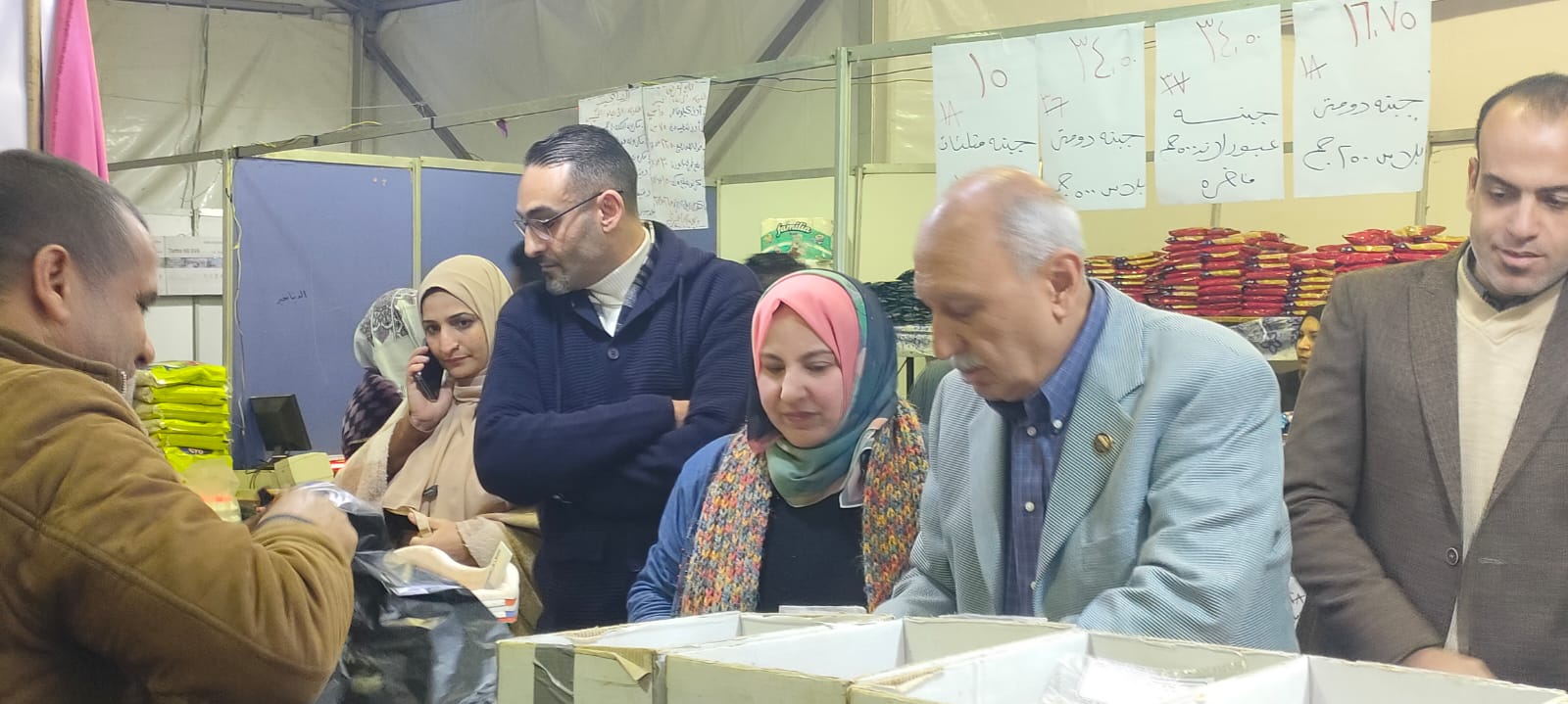 رئيس الغرفة التجارية خلال الجولة