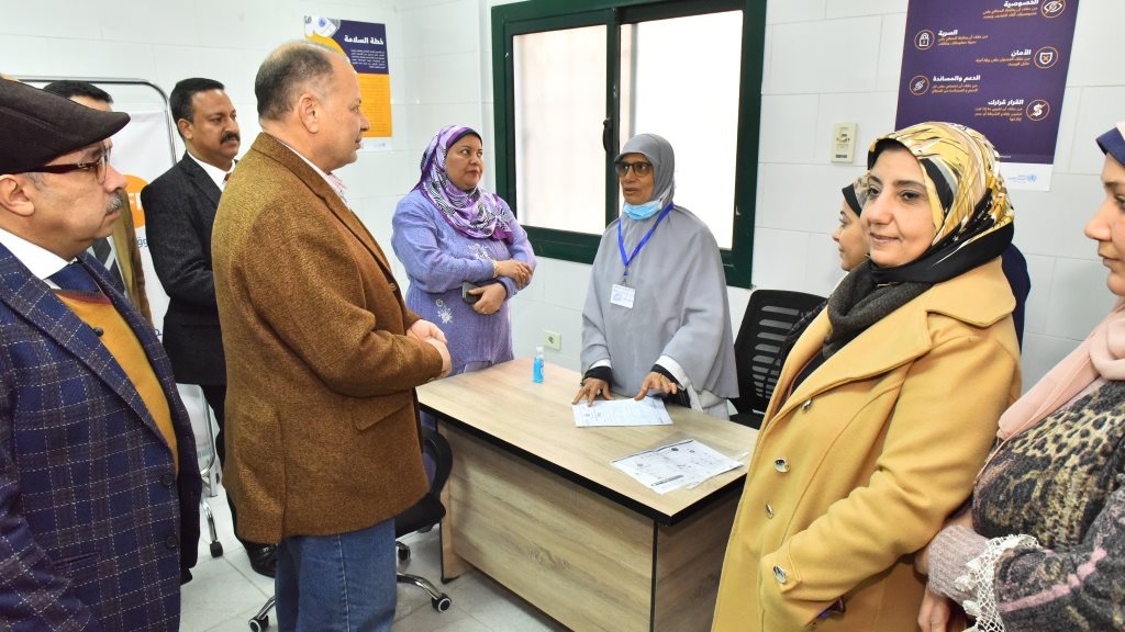 محافظ أسيوط يتابع حملة طرق الأبواب 