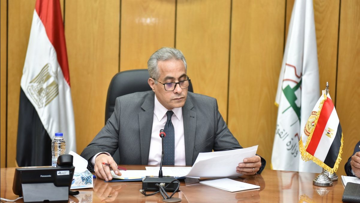 وزير القوى العاملة حسن شحاتة 