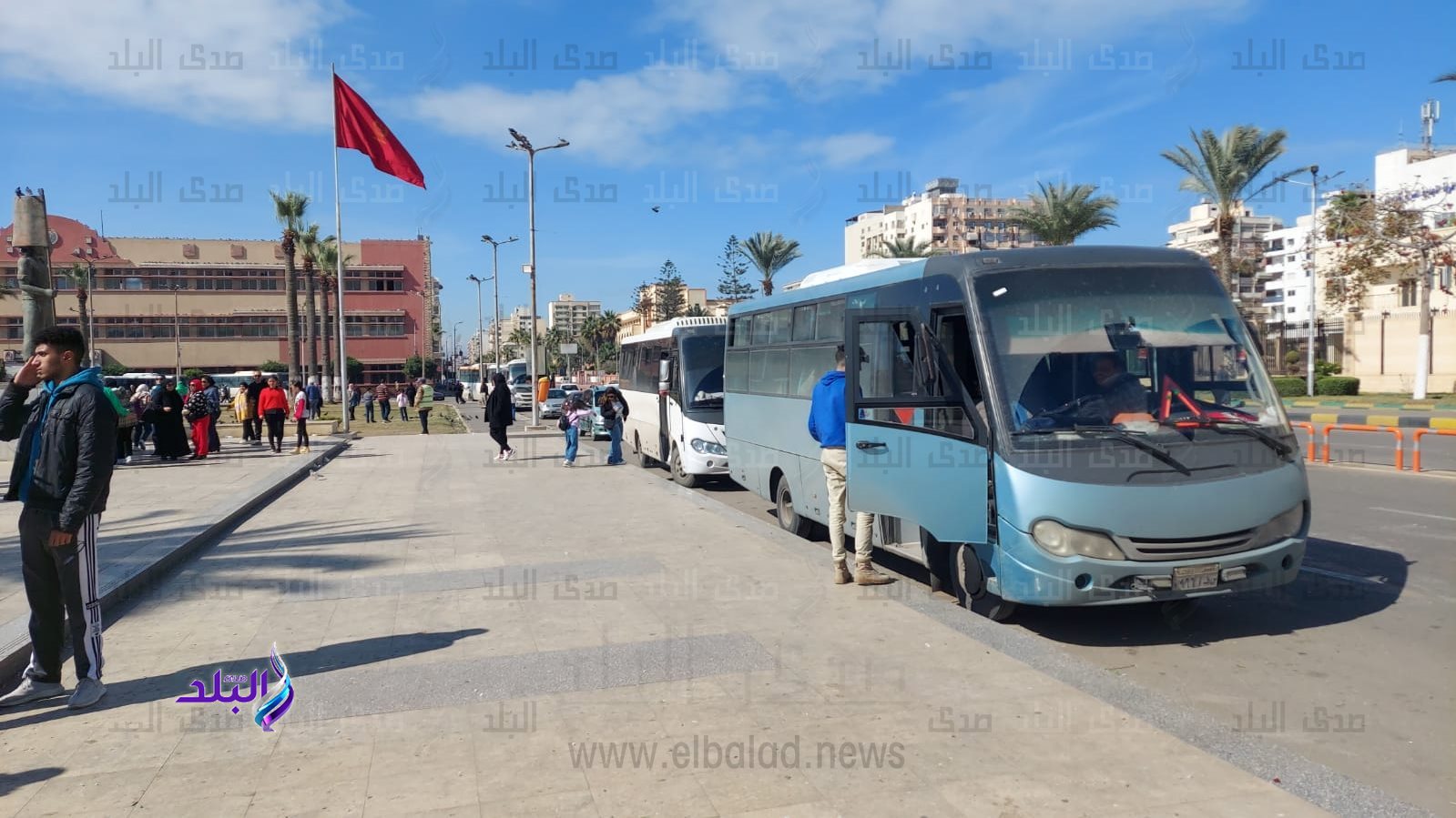 المئات يلتقطون صور التذكارية و سط انتشار حمام السلام 