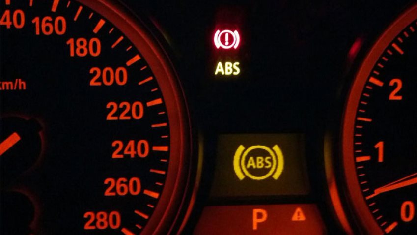 سبب إضاءة لمبة الـ ABS في لوحة سياراتك