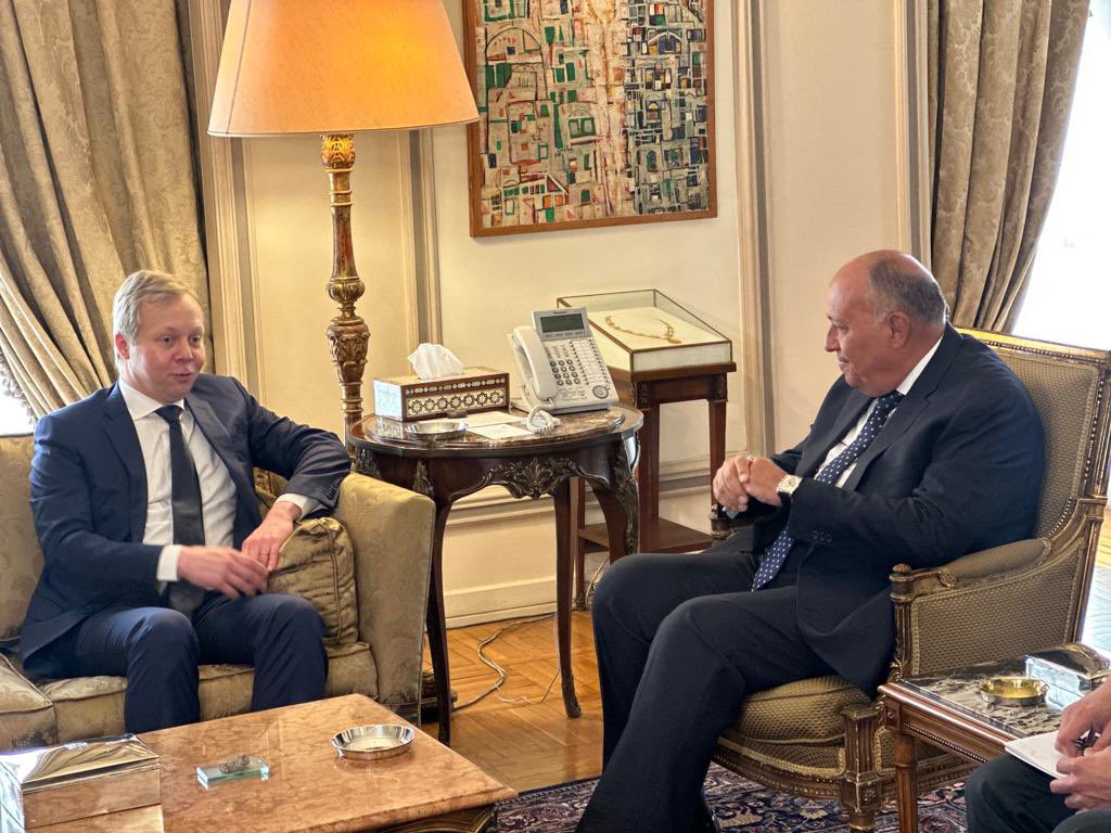 وزير الخارجية يستقبل مبعوث الاتحاد الأوروبي لعملية السلام 