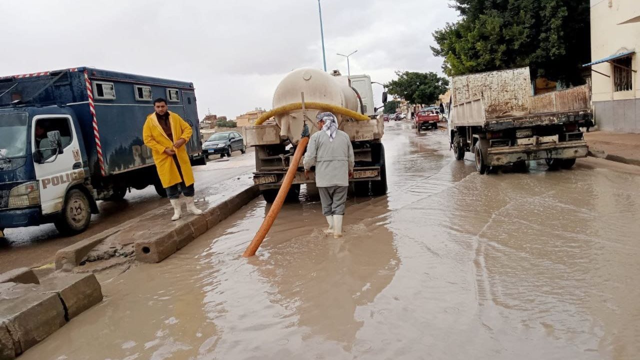 رفع مياه الأمطار  بشوارع مطروح