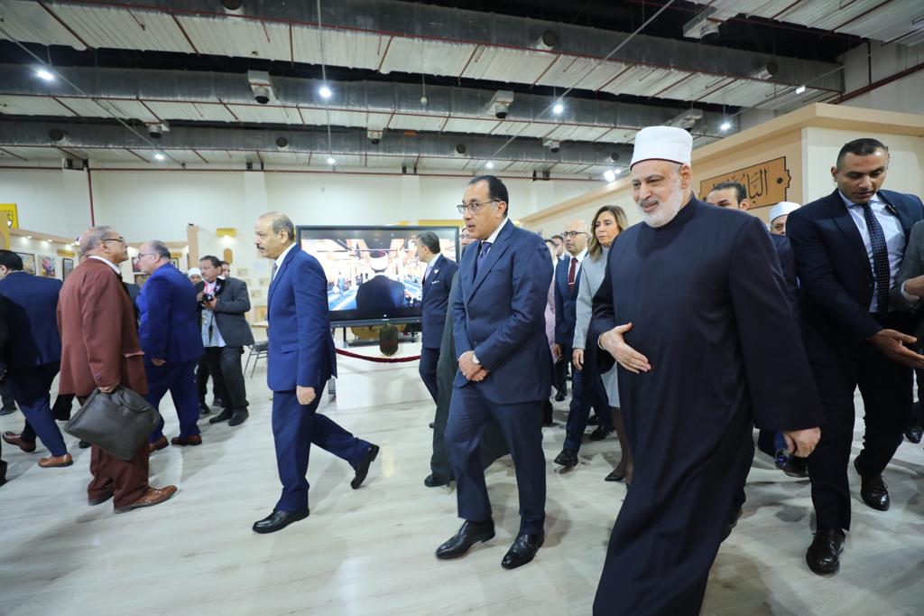 رئيس الوزراء يتفقد جناح الأزهر