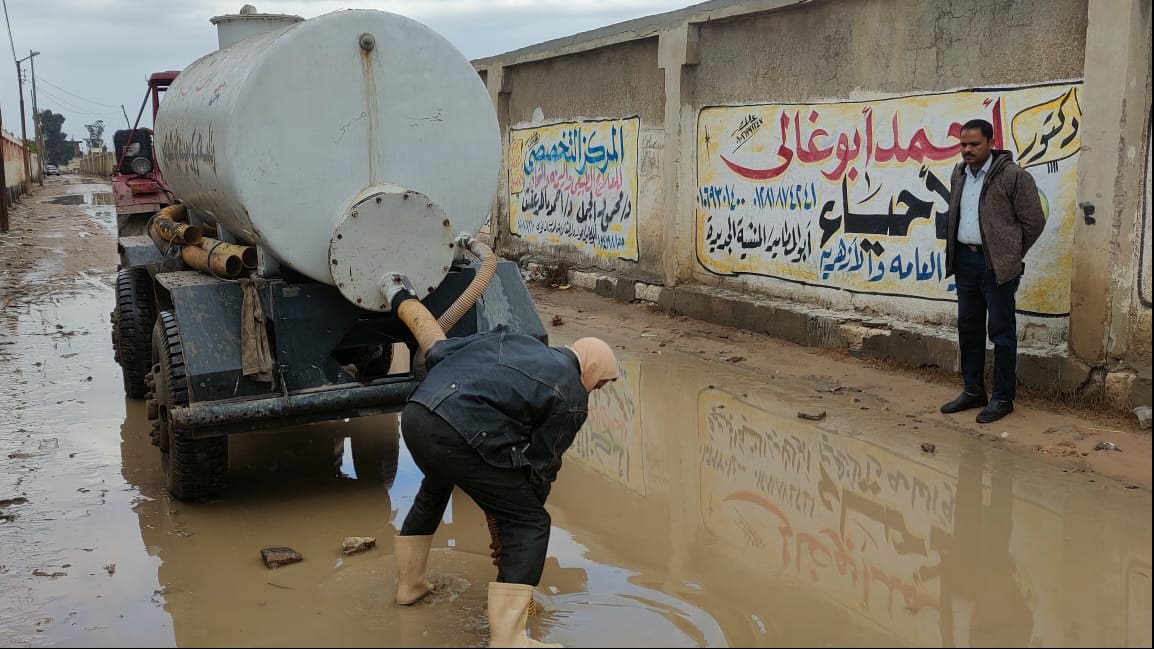 جهود كبيرة ومكثفة لرفع آثار الأمطار بالشوارع والطرق الرئيسية