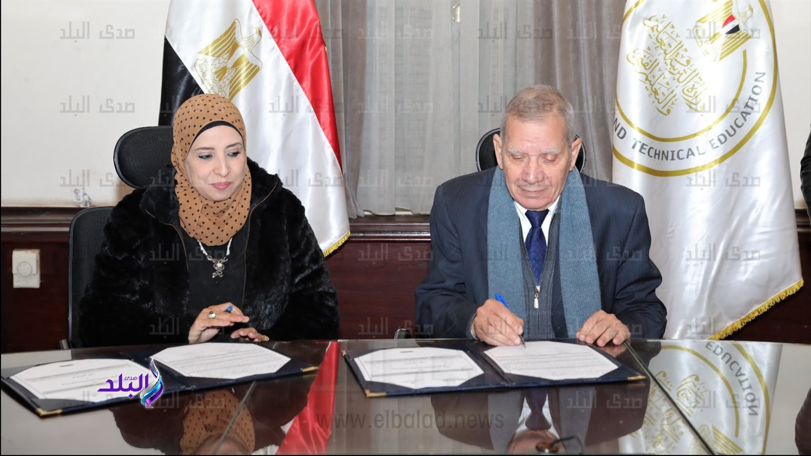 أثناء توقيع البروتوكول
