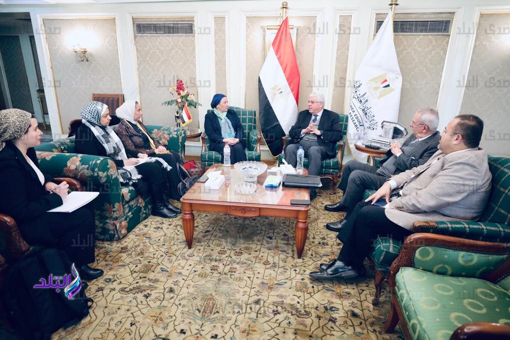 وزيرا التعليم العالي والبيئة يناقشان دعم سبل التعاون بين الوزارتين3