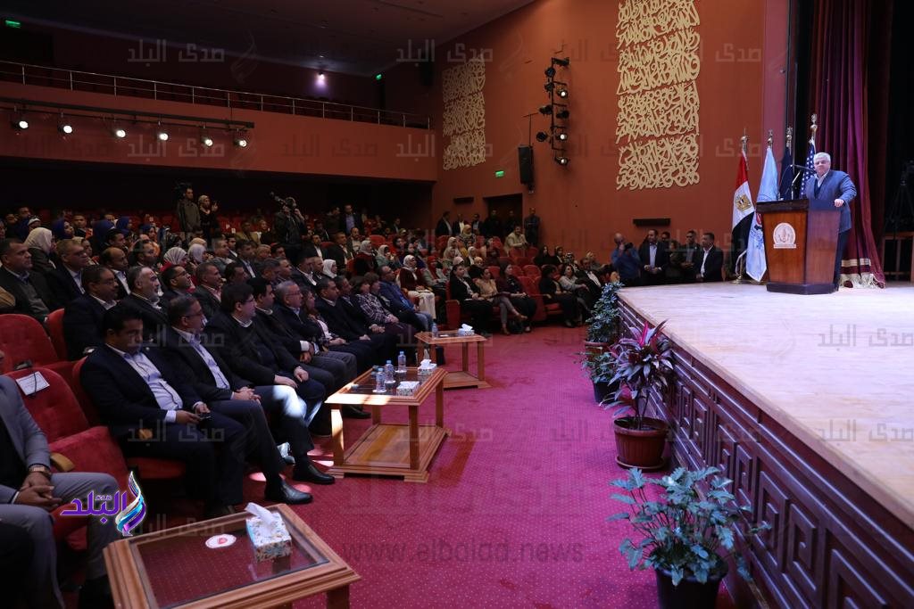 وزير التعليم العالي يفتتح المركز الجامعي للتطوير المهني بجامعة السويس5