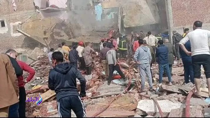 لحظة انتشال ضحايا عقار البحيرة المنهار 