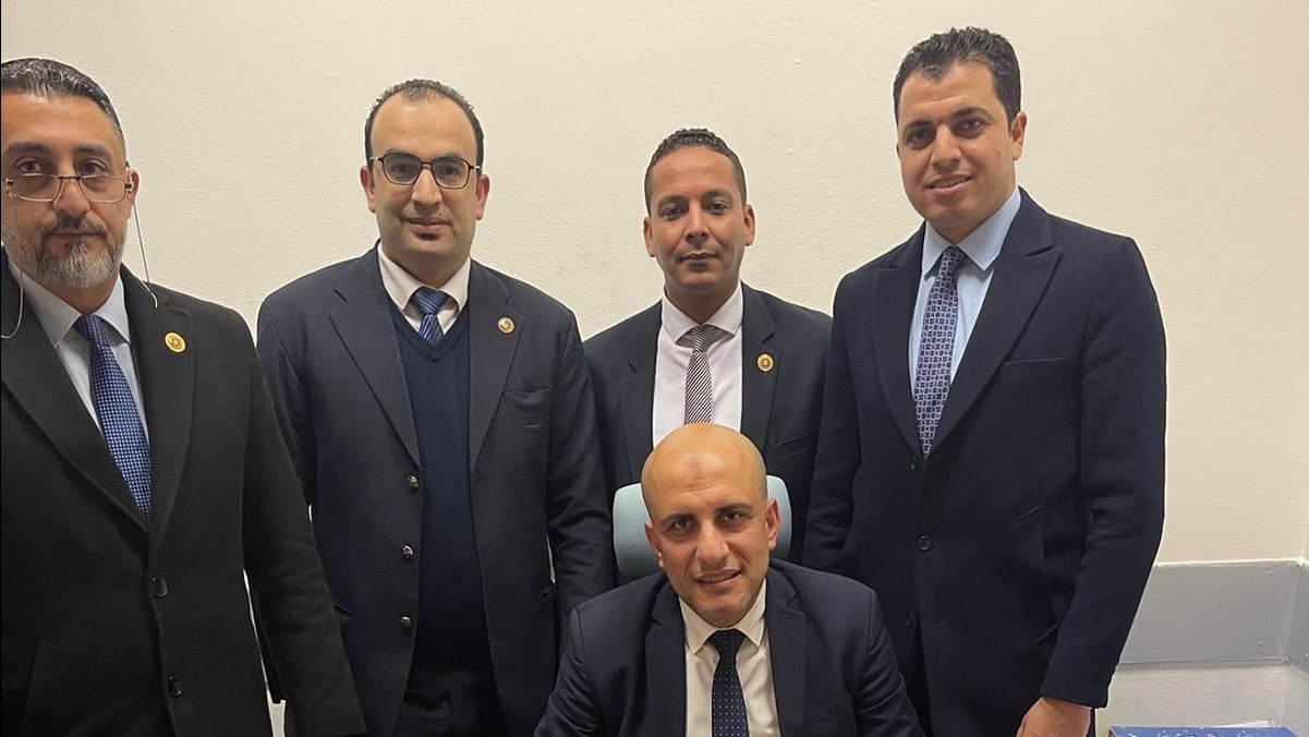 رجال الجمارك بمطار القاهرة