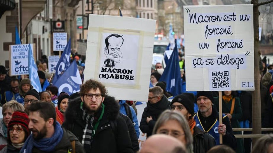 احتجاجات وإضرابات في فرنسا