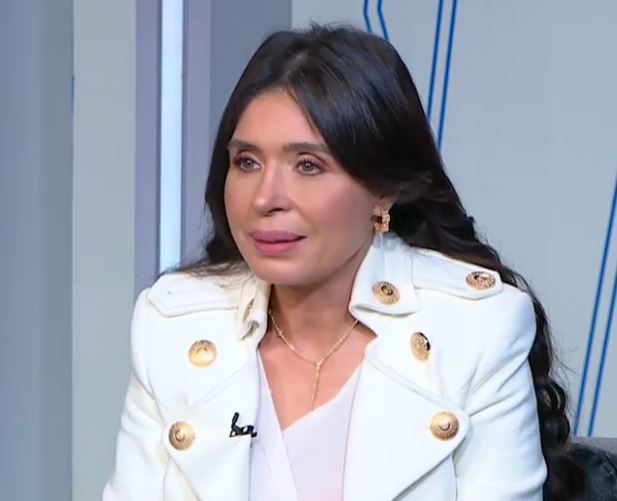 الفنانة دينا 