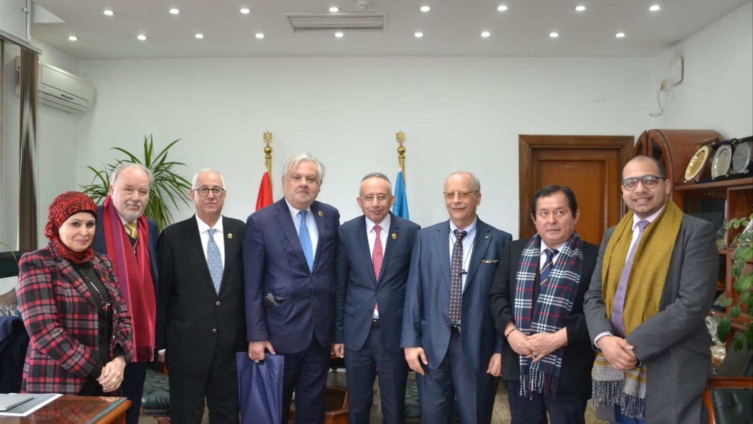دكتور أشرف الغندور مع وفد سفارة بيرو