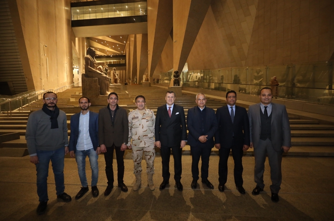 وزير السياحة والآثار 