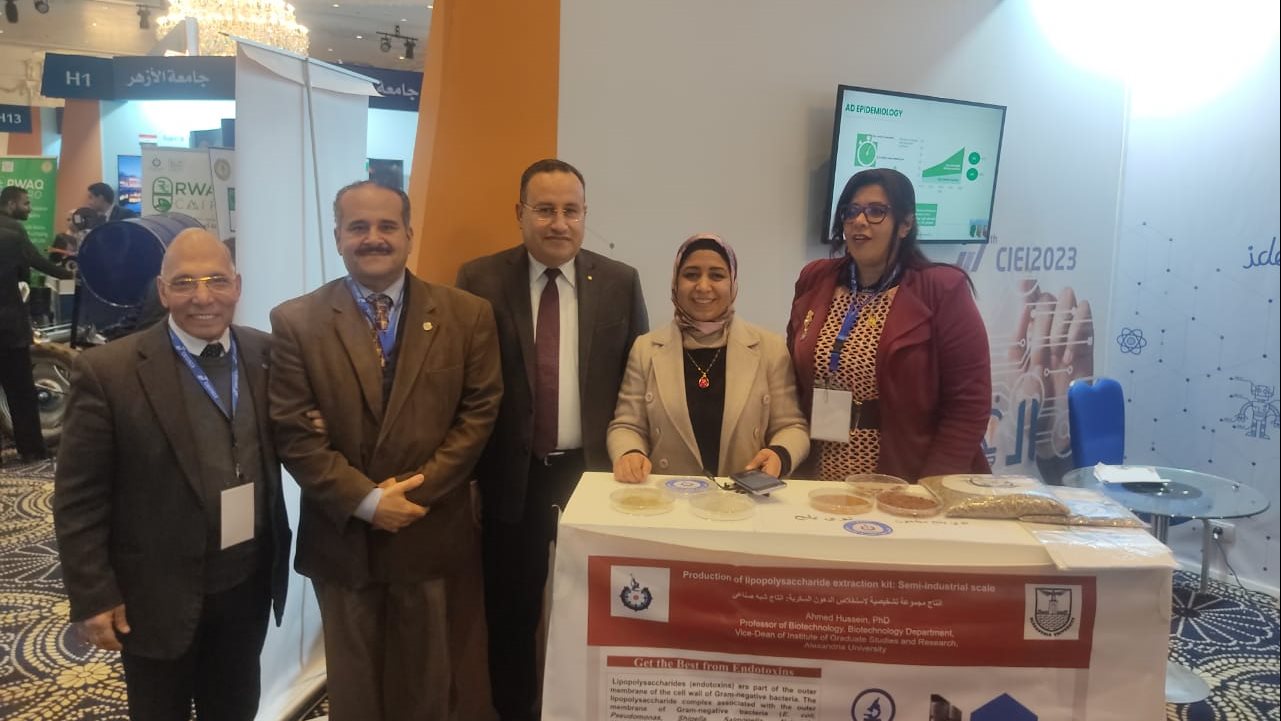 الدكتور عبدالعزيز قنصوة مع الفائزين 